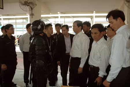 Bộ trưởng Trần Đại Quang thăm Đơn vị chiến đấu đặc biệt thuộc lực lượng Cảnh sát Xinh-ga-po.