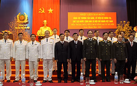 Chủ tịch nước Trương Tấn Sang và Bộ trưởng Trần Đại Quang, lãnh đạo Bộ Công an với các đại biểu Công an Hà Nội. Ảnh: Hiếu Quỳnh.