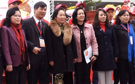 Phó chủ tịch nước Nguyễn Thị Doan, Bộ trưởng Bộ Y tế cùng nhiều quan chức tham gia lễ hội Xuân hồng. Ảnh: Tuấn Anh.