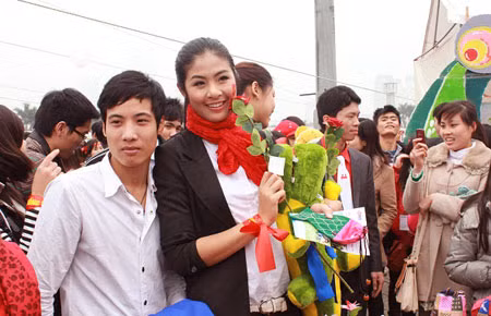 Hoa hậu Ngọc Hân cũng tích cực tham gia. Ảnh: Tuấn Anh.