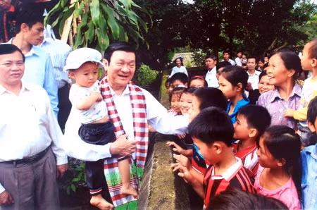 Chủ tịch nước Trương Tấn Sang thăm và gặp gỡ người dân tại xã Xuân Đài, một địa phương còn khó khăn của huyện Tân Sơn, Phú Thọ.