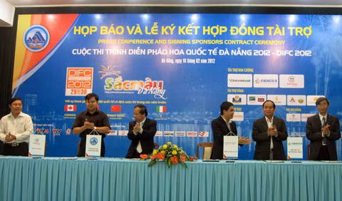 Quang cảnh cuộc họp báo và buổi ký kết giữa các nhà tài trợ cho DIFC 2012 vào sáng 16/2.