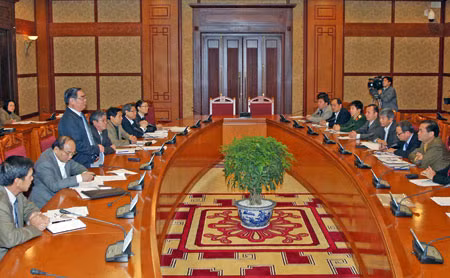 Đồng chí Lê Hồng Anh, Ủy viên Bộ Chính trị, Thường trực Ban Bí thư phát biểu tại cuộc họp. Ảnh: Nhật Bắc.
