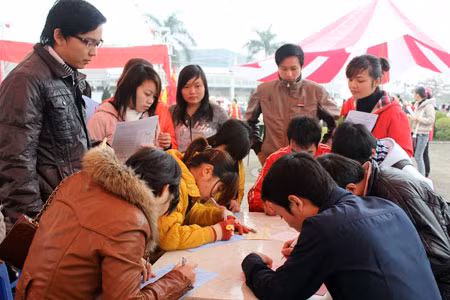 Mỗi bàn đều có các bạn tình nguyện viên nhiệt tình hướng dẫn.