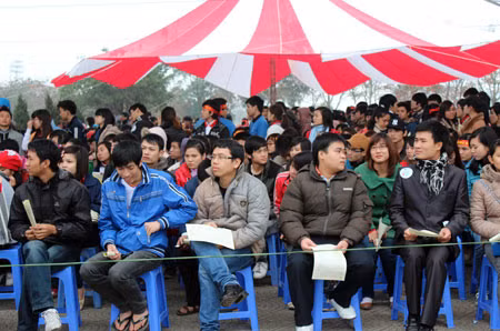 Dưới sân, rất đông các bạn trẻ chờ đến lượt.
