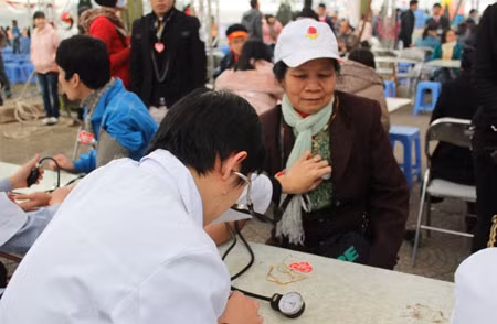 Bác Lê Thị Kim Dinh, 67 tuổi, bác đã có kỉ lục 13 năm liên tiếp hiến máu và cho máu của mình cho các hoạt động tình nguyện. Để tiếp tục đăng kí hiến máu khi vượt quá tuổi quy định, bác Dinh cười xòa chia sẻ: “Tôi phải khai là 55 tuổi đấy, nhưng vì các bác sĩ đã quá quen mặt nên vẫn cho tham gia. Tôi vẫn còn đủ sức khỏe để cống hiến chán. Gia đình tôi có truyền thống lâu đời làm nghề y, nhưng tôi thì lại không theo nghề của ông cha, nên khi nghỉ hưu tôi tham gia hoạt động ở phường Thanh Xuân Trung, tôi luôn là người vận động bà con trong phường tham gia hiến máu, phường tôi luôn vượt chỉ tiêu về lượng máu đăng kí”.