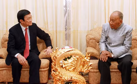Chủ tịch nước Trương Tấn Sang thăm đồng chí Khamtai Siphandon, nguyên Chủ tịch Đảng NDCM Lào, nguyên Chủ tịch nước CHDCND Lào.