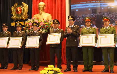 Thượng tướng Trần Đại Quang, Ủy viên Bộ Chính trị, Bí thư Đảng ủy CATW, Bộ trưởng Bộ Công an trao Bằng khen cho các đơn vị có thành tích xuất sắc. Ảnh: Việt Hưng.