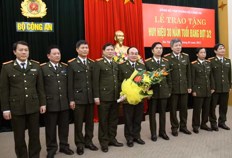 Thượng tướng Đặng Văn Hiếu, Ủy viên Trung ương Đảng, Thứ trưởng Thường trực Bộ Công an cùng Trung tướng Bùi Quang Bền và các đại biểu dự buổi lễ.