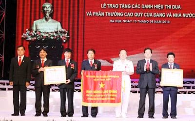 Thủ tướng Nguyễn Tấn Dũng trao danh hiệu Anh hùng Lao động cho các tập thể và cá nhân của ngành Dầu khí.