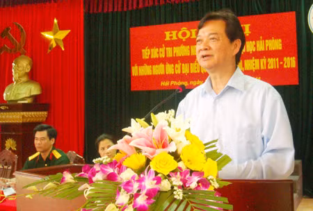 Thủ tướng Nguyễn Tấn Dũng phát biểu tại buổi tiếp xúc cử tri. Ảnh: Đăng Hùng.