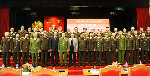 Thượng tướng Nguyễn Khánh Toàn, Thứ trưởng Thường trực Bộ Công an; Thượng tướng Lê Thế Tiệm, Thứ trưởng Bộ Công an; Thượng tướng Nguyễn Văn Hưởng, Thứ trưởng Bộ Công an; đồng chí Trịnh Long Biên, Phó Chủ nhiệm Ủy ban kiểm tra TW và các đồng chí lãnh đạo Bộ Công an cùng các đại biểu dự Hội nghị.