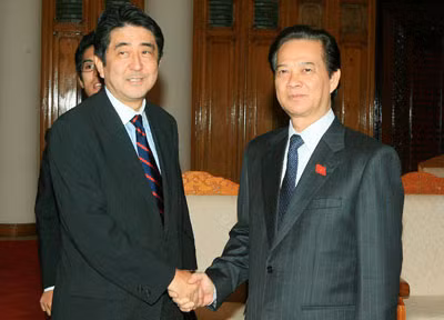Thủ tướng Nguyễn Tấn Dũng và cựu Thủ tướng Nhật Bản Shinzo Abe.