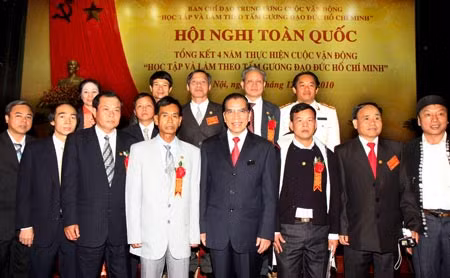 Tổng Bí thư Nông Đức Mạnh với các đại biểu xuất sắc trong Cuộc vận động "Học tập và làm theo tấm gương đạo đức Hồ Chí Minh". Ảnh: TTXVN.