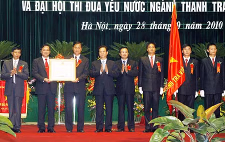 Thủ tướng Nguyễn Tấn Dũng trao Huân chương Sao Vàng cho ngành Thanh tra. Ảnh: TTXVN.