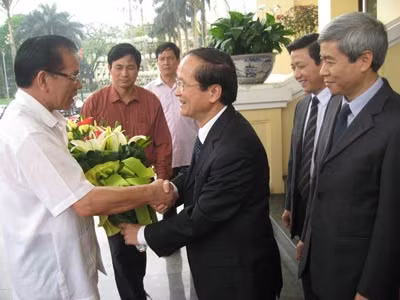 Tổng Bí thư Nông Đức Mạnh với cán bộ lãnh đạo Thành ủy Hải Phòng.