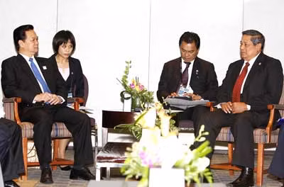 Thủ tướng Nguyễn Tấn Dũng gặp Tổng thống Indonesia Susilo Bambang Yudhoyono bên lề Hội nghị thượng đỉnh. Ảnh: TTXVN