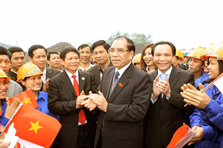 Tổng Bí thư Nông Đức Mạnh nói chuyện với cán bộ, xã viên Hợp tác xã Công nghiệp và vận tải Chiến Công (Thị xã Sông Công) tỉnh Thái Nguyên. Ảnh: TTXVN