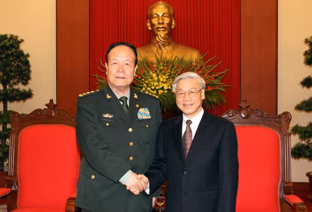 Tổng Bí thư, Chủ tịch Quốc hội Nguyễn Phú Trọng tiếp Thượng tướng Quách Bá Hùng, Phó Chủ tịch Quân ủy Trung ương Trung Quốc. Ảnh: TTXVN.