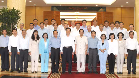 Tổng Bí thư Nông Đức Mạnh cùng Bộ Chính trị với Ban Thường vụ Thành ủy TP HCM. Ảnh: TTXVN