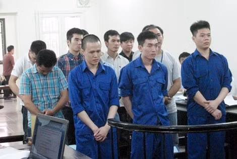 Vương Huy Long cùng đồng bọn tại phiên tòa.