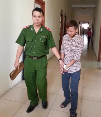 Dẫn giải Nguyễn Anh Linh về nơi giam giữ.