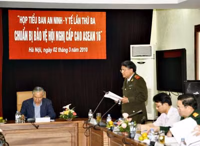 Trung tướng Hoàng Đức Chính - Thường trực Tiểu ban An ninh - Y tế ASEAN 2010 trình bày các phương án bảo vệ.