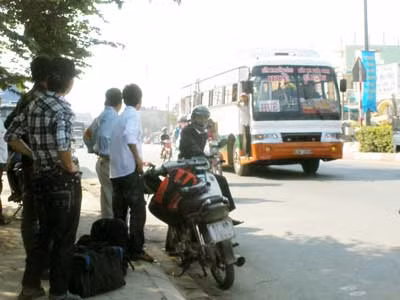 Những nơi có khách đón xe, luôn lởn vởn những tên cò bến bãi.