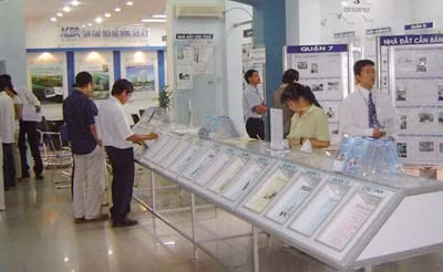 Xem thông tin về nhà, đất tại một sàn giao dịch BĐS (Ảnh: Đ.T).
