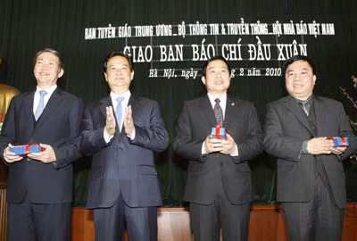Thủ tướng Nguyễn Tấn Dũng trao tặng phẩm lưu niệm cho các đồng chí đại diện lãnh đạo cơ quan báo chí tại buổi giao ban.