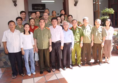 Bộ trưởng Lê Hồng Anh chúc Tết gia đình đồng chí Phạm Hùng.