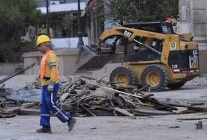Công nhân dọn dẹp các đống đổ nát trên đường tại thành phố Santiago. Ảnh: Reuters.