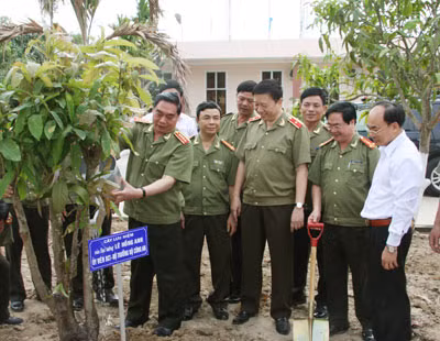 Đại tướng, Bộ trưởng Lê Hồng Anh thăm Trạm A70 ở Kiên Giang (Ảnh: Triệu Quang Đông).