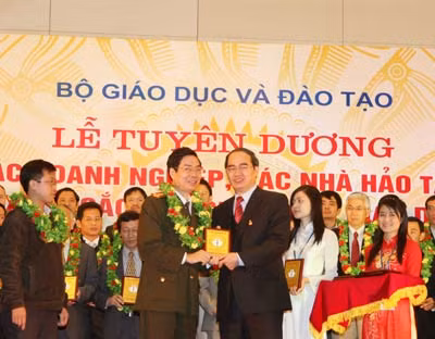 Phó Thủ tướng Nguyễn Thiện Nhân trao tặng phần thưởng cho Báo CAND (Đại tá Phạm Văn Miên, Phó Tổng Biên tập thay mặt Báo CAND nhận phần thưởng).