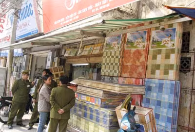 Lực lượng QLTT kiểm tra 1 cửa hàng kinh doanh đệm Everon.