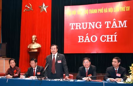 Thường trực Thành uỷ Hà Nội khoá XV tại buổi họp báo.