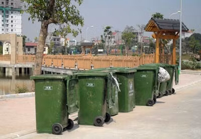 Thùng rác tập kết trước khi đặt rải rác trong công viên.