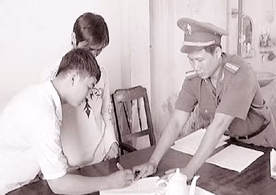 CA TP Quy Nhơn thực hiện lệnh bắt tạm giam 2 đối tượng chống người thi hành công vụ (Ảnh:Thu Huyền).