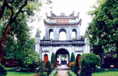 Văn Miếu - Quốc Tử Giám, biểu tượng của đất nước nghìn năm văn hiến được xây dựng đầu tiên thời vua Lý Thánh Tông (1070) và Lý Nhân Tông (1076).