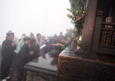 Bất chấp sương mù dày đặc và gió rét.