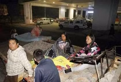 Người dân Chile mang đồ đạc ra ngoài đường tại thành phố Valparaiso sau khi động đất xảy ra. Ảnh: Reuters.