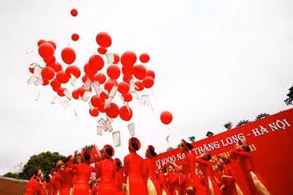 Màn thả thơ kết thúc lễ khai mạc của Lễ hội thơ Việt Nam 2010.