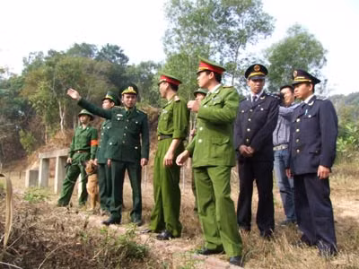 Lực lượng Công an và Bộ đội Biên phòng Lạng Sơn tuần tra đường biên giới.