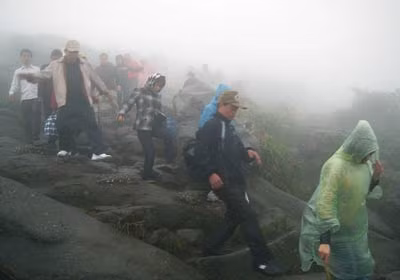 Trong mây mù và gió rét, đường lên đã khó, đường xuống còn khó khăn gấp bội.
