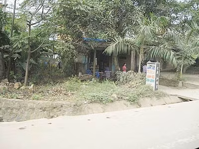 Một số quán cà phê đèn mờ trên đường 21A.
