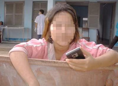 M. thất vọng khi không liên lạc được với bạn trai.