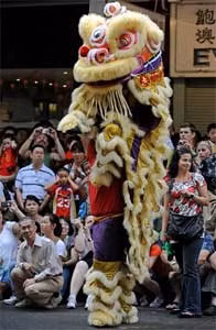 Đội võ thuật Yau Kung Mun biểu diễn màn múa lân trên đường khu phố China Town ở Sydney sáng nay chào mừng năm mới. Các quan chức Australia cho hay họ sẽ tổ chức lễ hội mừng Nguyên Đán lớn nhất bên ngoài châu Á, với lễ hội văn hóa kéo dài 17 ngày ở Sydney.