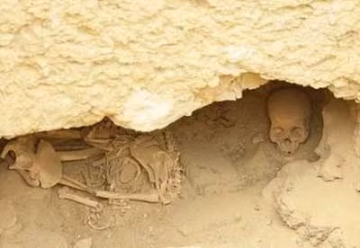 Hài cốt người trong một ngôi mộ gần kim tự tháp tại thành phố Giza. Ảnh: Reuters.