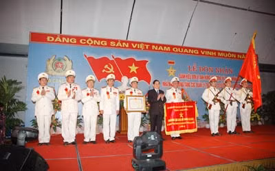Chủ tịch nước Nguyễn Minh Triết trao Bằng danh hiệu Anh hùng LLVTND cho Cục Quản lý trại giam, cơ sở giáo dục và trường giáo dưỡng, Bộ Công an (Ảnh: C.G).