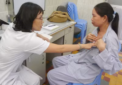 Chị Hạnh đang được các bác sỹ Khoa Chấn thương BV Mắt điều trị tích cực trong sáng 8/2.